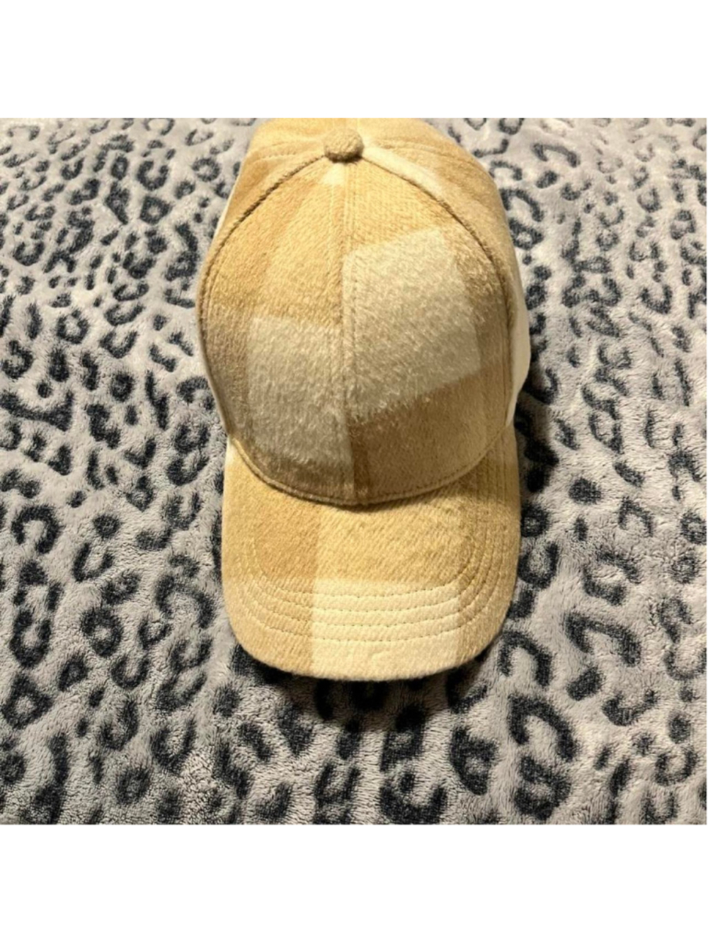 Tan and cream baseball cap Never wore
#baseballcap #summer
